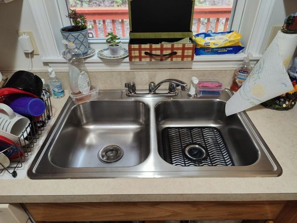 New double-bowl kitchen sink and faucet